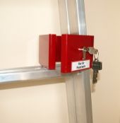 Alu-Stehleiter + Entnahmesicherung Feuerwehr-Leiterhalter